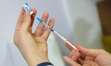 Vacina da gripe não aumenta risco da doença, alerta Ministério da Saúde