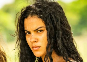 Bella Campos relembra ataque de jacaré e diz que ancestralidade indígena a salvou