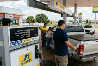 Bomba de combustível abastecendo veículo com etanol em posto de Mato Grosso