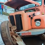 Caminhão sai de pista na BR-163 e motorista é socorrido por populares