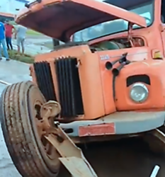 Caminhão sai de pista na BR-163 e motorista é socorrido por populares