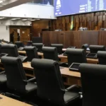 Proposições Legislativas sobre IA Prioritizam Controle e Vigilância