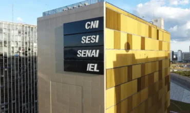 Confiança da industria atinge menor nível desde 2020 em meio a juros altos