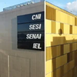 Indústria fatura 4,9% em fevereiro, mas queda anual persiste