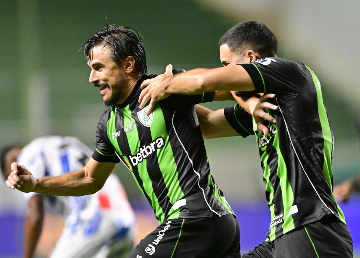 Ponte Preta x América-MG: onde assistir, escalações e tudo sobre o duelo na Série B. Imagem: Mourão Panda/América-MG