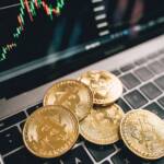 Bitcoin sobe mais de 3% e se descola do ouro e da prata em meio a tensão global