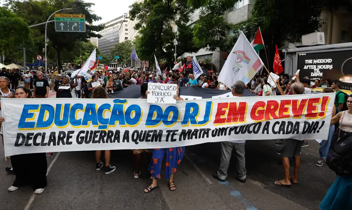 Greve de professores do Rio de Janeiro paralisa escolas por 24 horas