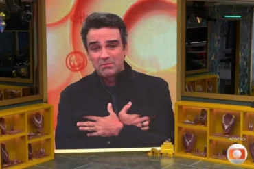 BBB26: Tadeu Schmidt quebra protocolo e emociona ao revelar luto a Ana Paula