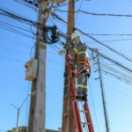 Operação contra cabos clandestinos recolhe mais de 400 kg de fios em desuso em Cuiabá