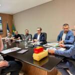 Governo e Prefeitura de Cuiabá firmam parceria para revitalizar 20 campos de futebol