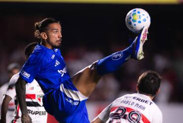 Barcelona-EQU x Cruzeiro: onde assistir, escalações e tudo sobre a estreia na Libertadores 2026. Imagem: Marco Galvão/Cruzeiro