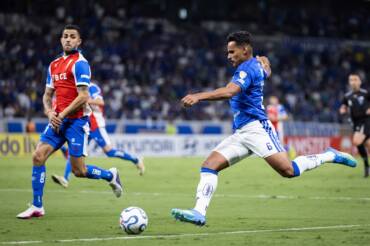 Cruzeiro x Grêmio ao vivo: onde assistir, escalações e tudo sobre o duelo no Mineirão pelo Brasileirão 2026. Imagem: Gustavo Aleixo/Cruzeiro