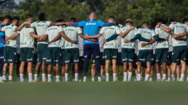 Cuiabá x Ceará: onde assistir, escalações e tudo sobre o duelo equilibrado da Série B 2026. Imagem: AssCom Dourado