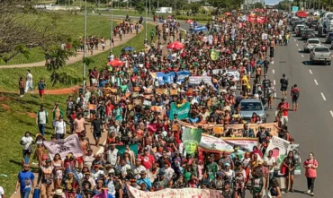 Indígenas ocupam a Esplanada e protestam contra decisões do Congresso