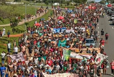 Indígenas ocupam a Esplanada e protestam contra decisões do Congresso