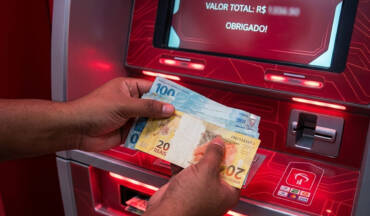 O mês de abril de 2026 impõe um desafio logístico ao planejamento financeiro dos trabalhadores brasileiros devido à incidência de feriados nacionais que impactam o calendário bancário.