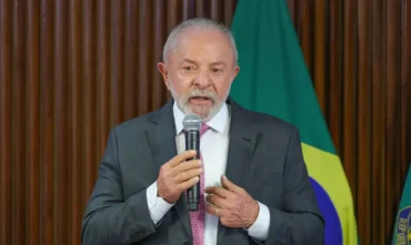 Lula afirma que educacao não precisa de escolas cívico-militares ao sancionar PNE