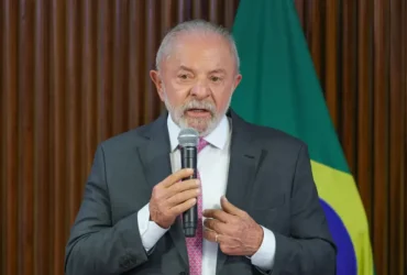Lula afirma que educacao não precisa de escolas cívico-militares ao sancionar PNE