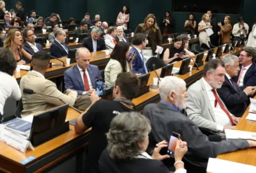 Pedido de vista adia votação da PEC da jornada 6x1 na CCJ da Câmara