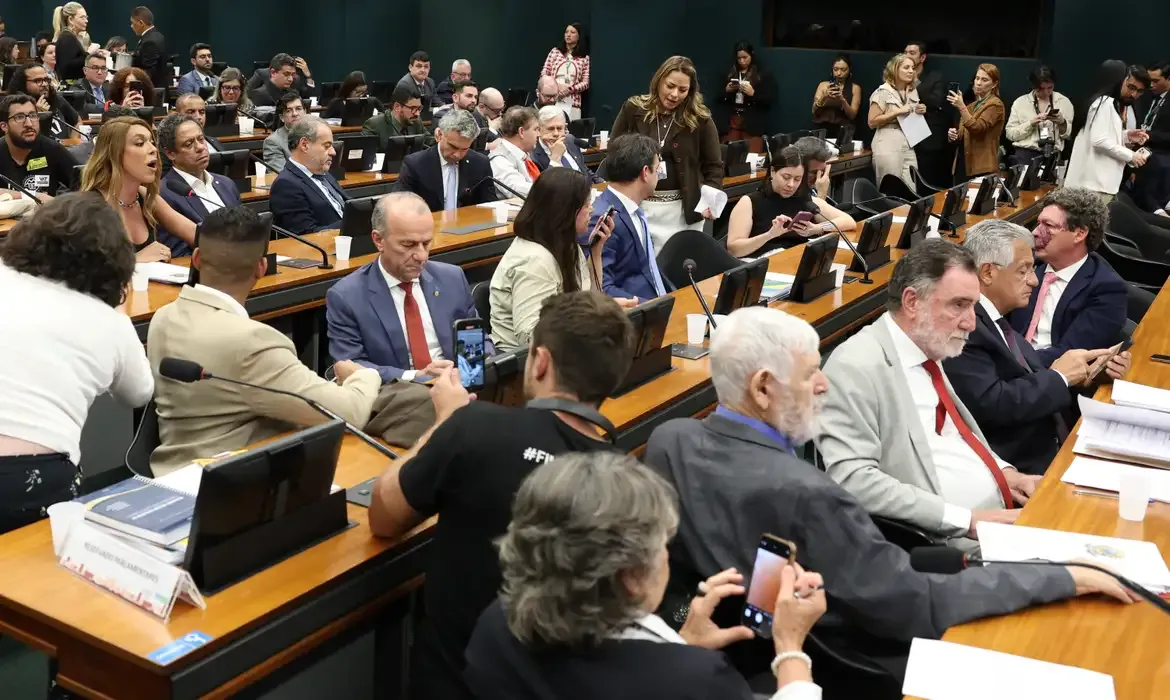 Pedido de vista adia votação da PEC da jornada 6x1 na CCJ da Câmara