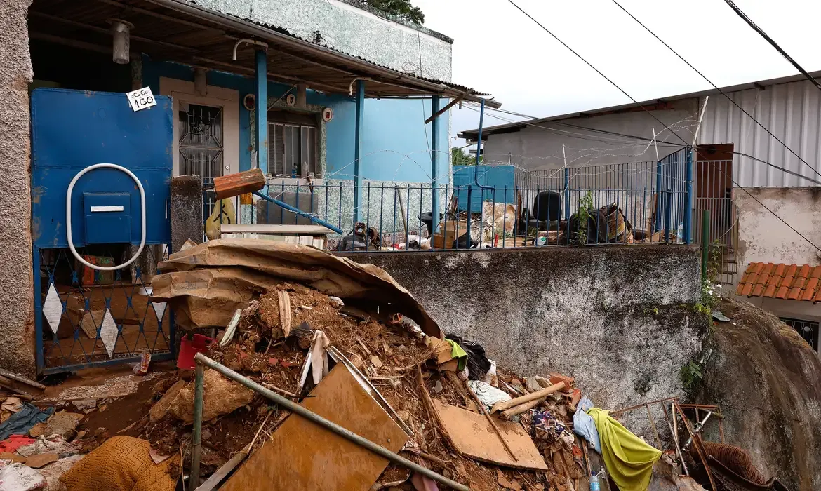 Famílias afetadas por enchentes em Minas Gerais devem validar cadastro para receber auxílio