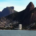 Operação policial no Vidigal deixa cerca de 200 turistas ilhados no Morro Dois Irmãos