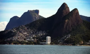 Operação policial no Vidigal deixa cerca de 200 turistas ilhados no Morro Dois Irmãos