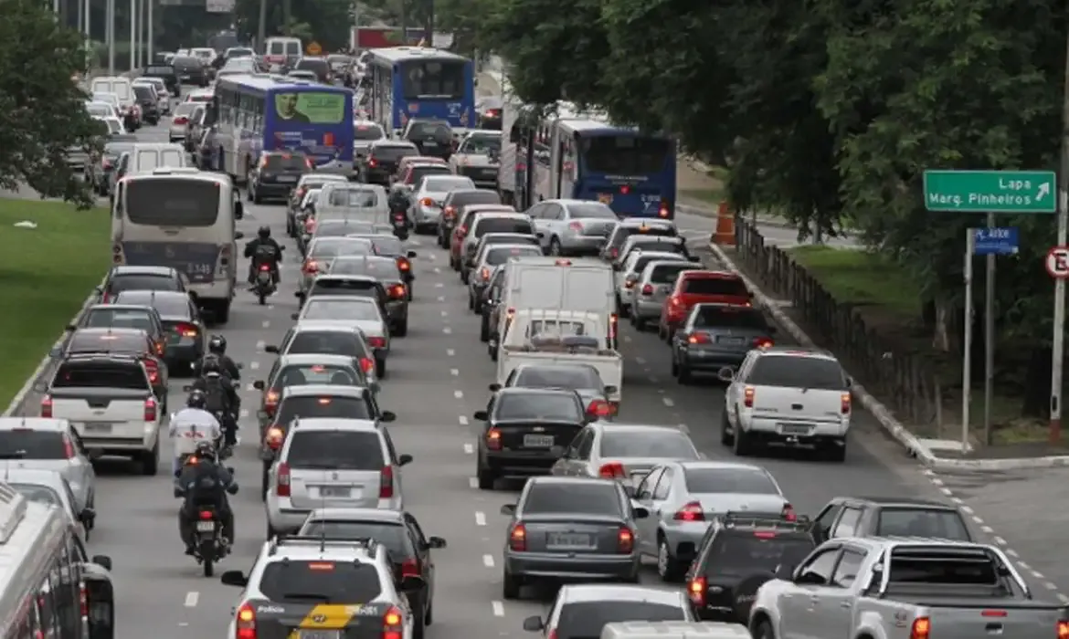 Inflação sobe para 0,89% com pressão de gasolina e alimentos em abril
