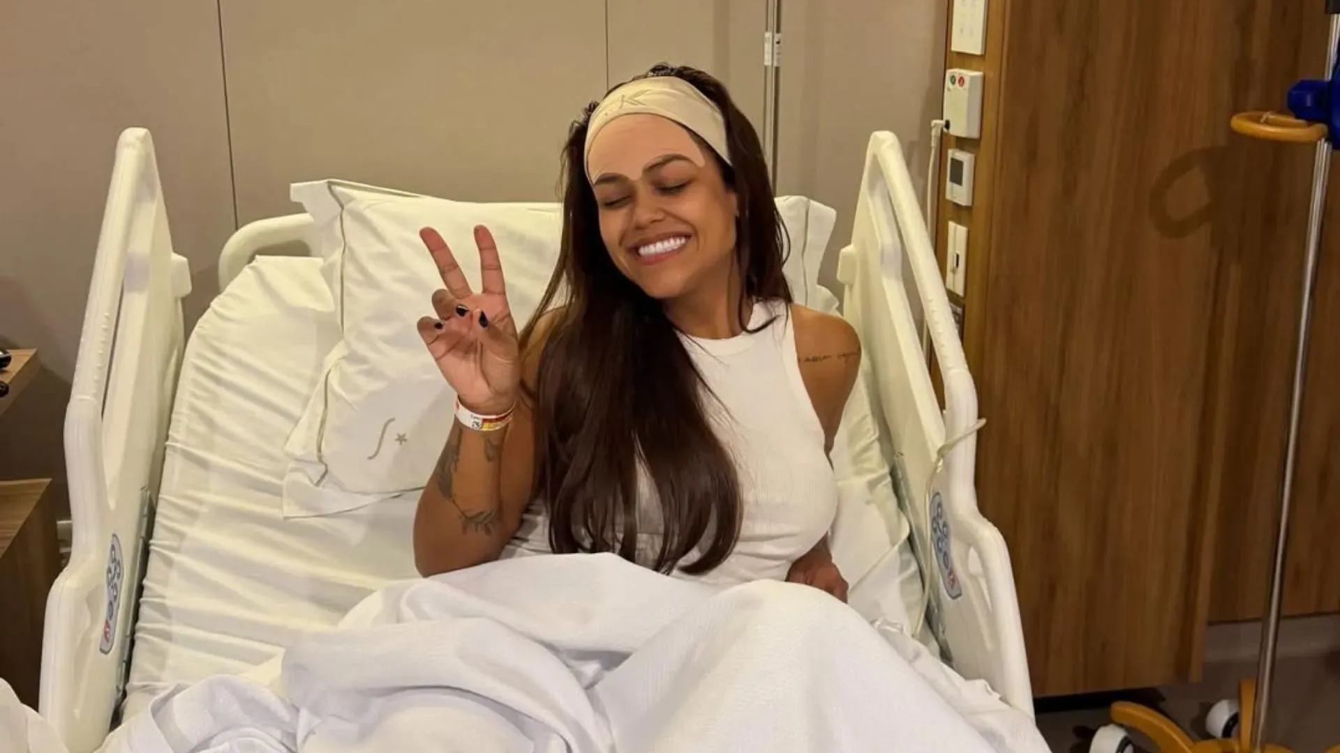 Camila Loures realiza procedimento estético para retirar veia da testa