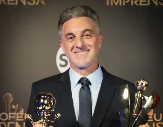 Faustao é homenageado por Luciano Huck no Troféu Imprensa 2026 com discurso emocionante
