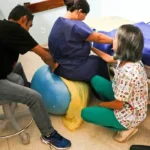 Doula: regulamentação fortalece integração ao sus e redefine atuação no parto