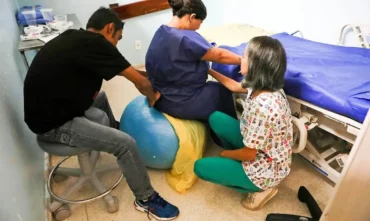 Doula: regulamentação fortalece integração ao sus e redefine atuação no parto