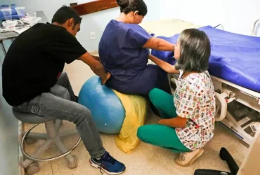 Doula: regulamentação fortalece integração ao sus e redefine atuação no parto