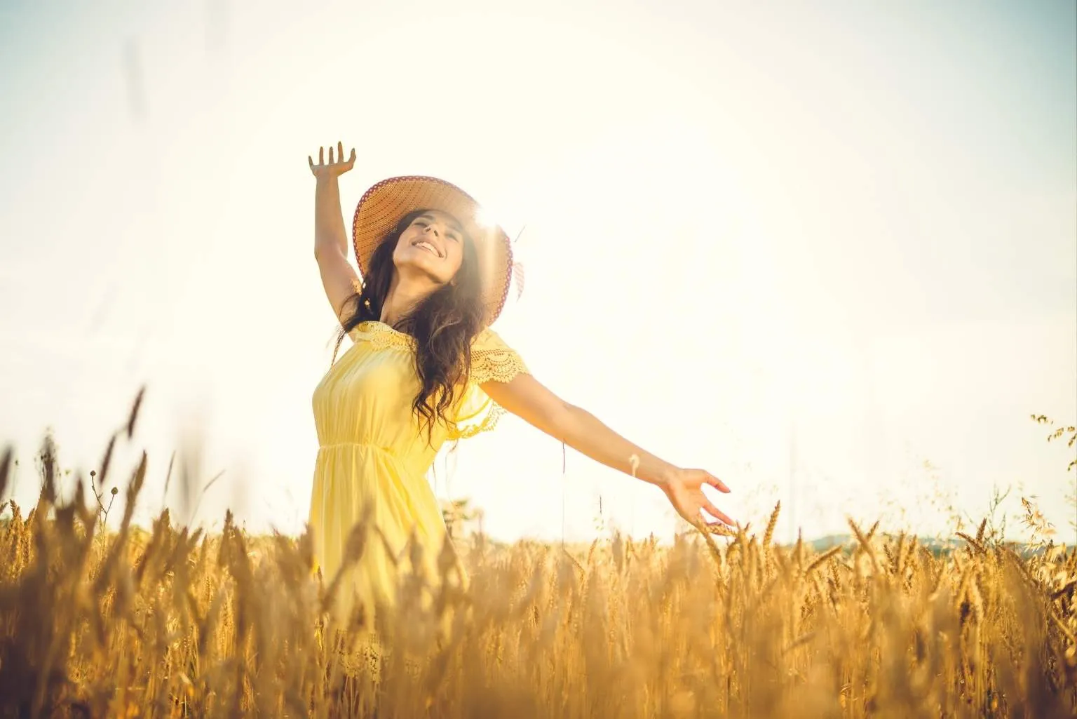 Onda de felicidade atinge 4 signos neste sábado Pessoa sorrindo e aproveitando a energia positiva do sábado
