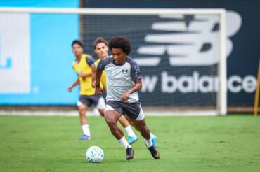 Grêmio x Coritiba: onde assistir ao vivo, escalações e tudo sobre o duelo pelo Brasileirão. Imagem: Lucas Uebel/GFBPA