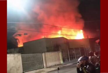 Incêndio atinge casa noturna em cuiabá e mobiliza equipes na madrugada