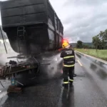 Incêndio em carreta na BR-070 mobiliza bombeiros em Cáceres