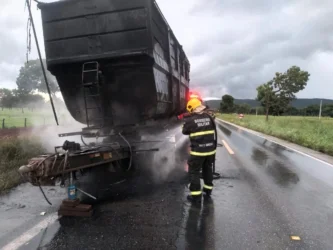 Bombeiro apagando incêndio em carreta