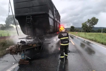 Bombeiro apagando incêndio em carreta