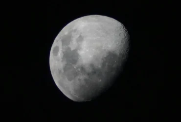 Fase da Lua hoje (28/04/2026): Lua gibosa crescente, horários em São Paulo e próxima Lua Cheia