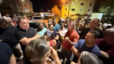 Max Russi rodeado de pessoas que foram despejadas