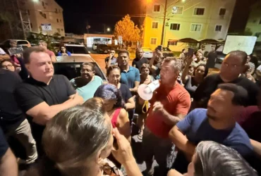 Max Russi rodeado de pessoas que foram despejadas
