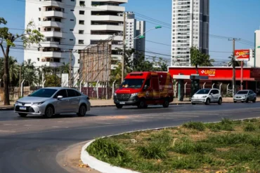 Ambulância trafegando em via pública de Cuiabá