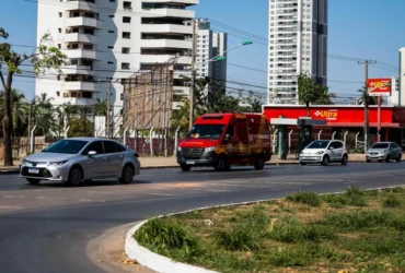 Ambulância trafegando em via pública de Cuiabá