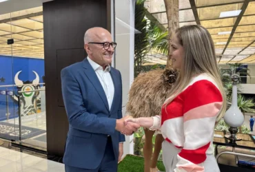 Pivetta cumprimentando sargento da PM Adriana Rodrigues