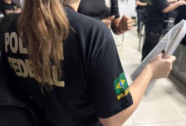 Policial federal segurando prancheta