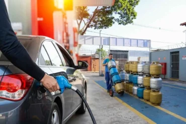Etanol cai e segue entre os menores preços do país; gás de cozinha sobe e preocupa