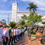 Cerca de 80 jovens realizam juramento à bandeira e recebem dispensa militar em Cuiabá