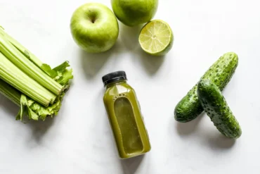 Suco de couve com laranja e gengibre: benefícios e o melhor horário para consumir