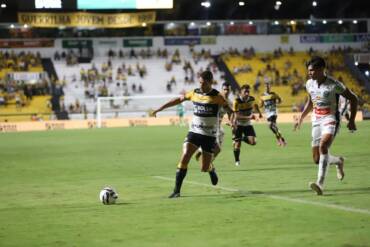 Criciúma x Botafogo-SP ao vivo: onde assistir, escalações e análise da Série B. Imagem: Celso da Luz/Criciúma